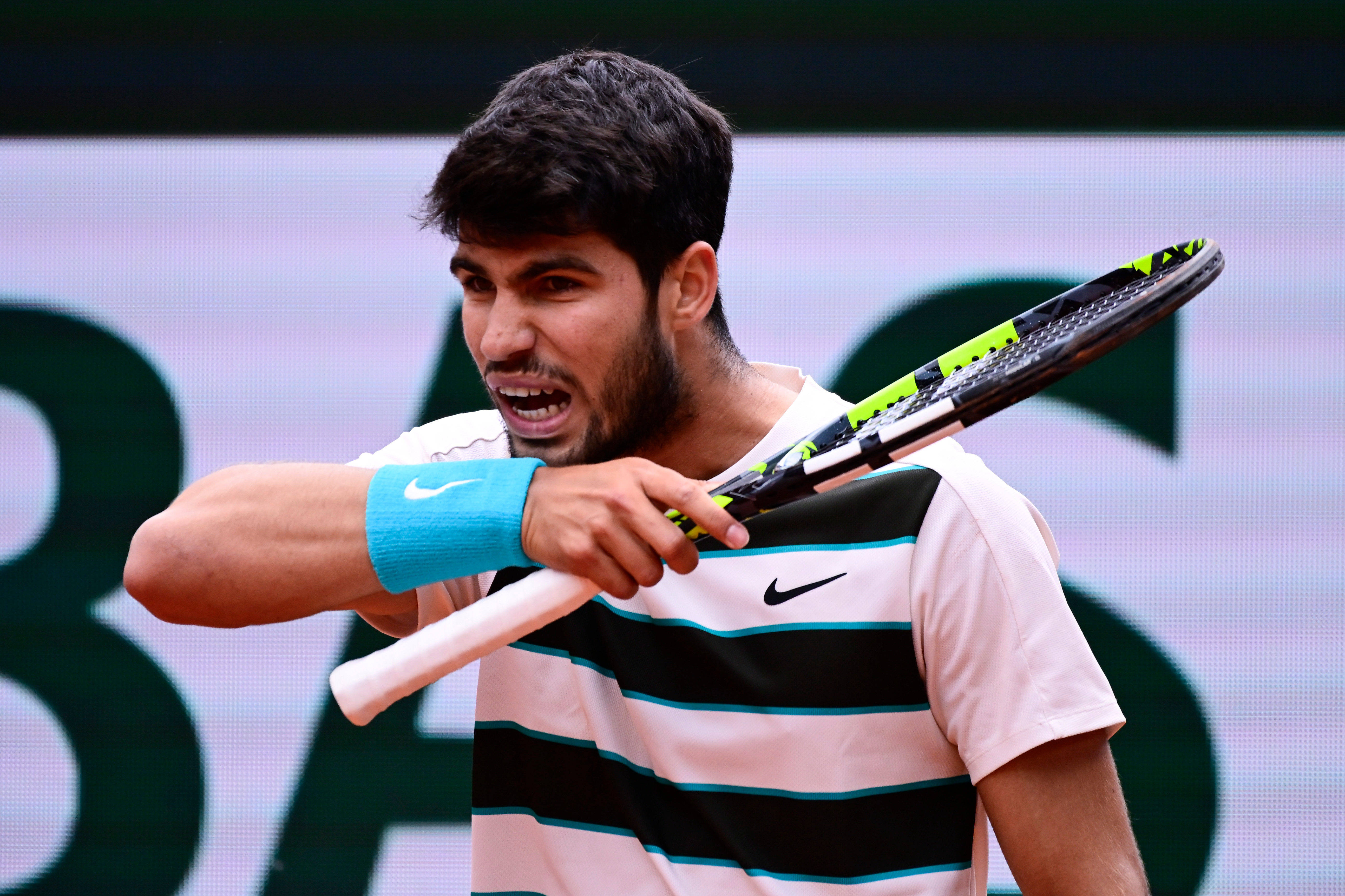 美国网球队鏖战法国网球队，阿尔卡拉斯高光表现