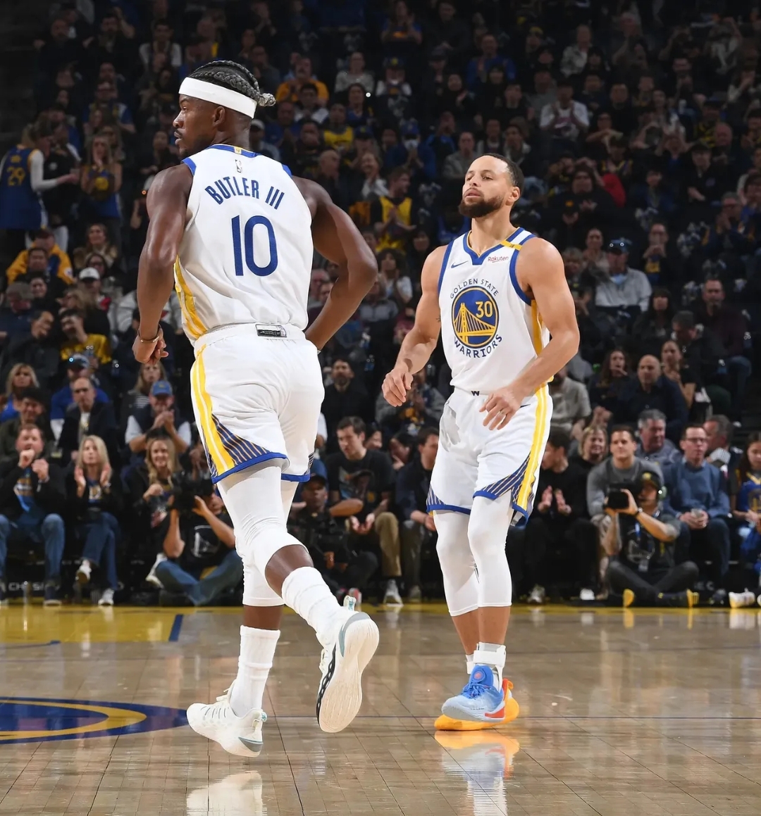 快船血洗76人,库里三分雨点燃全场 快船血洗76人,库里三分雨点燃全场