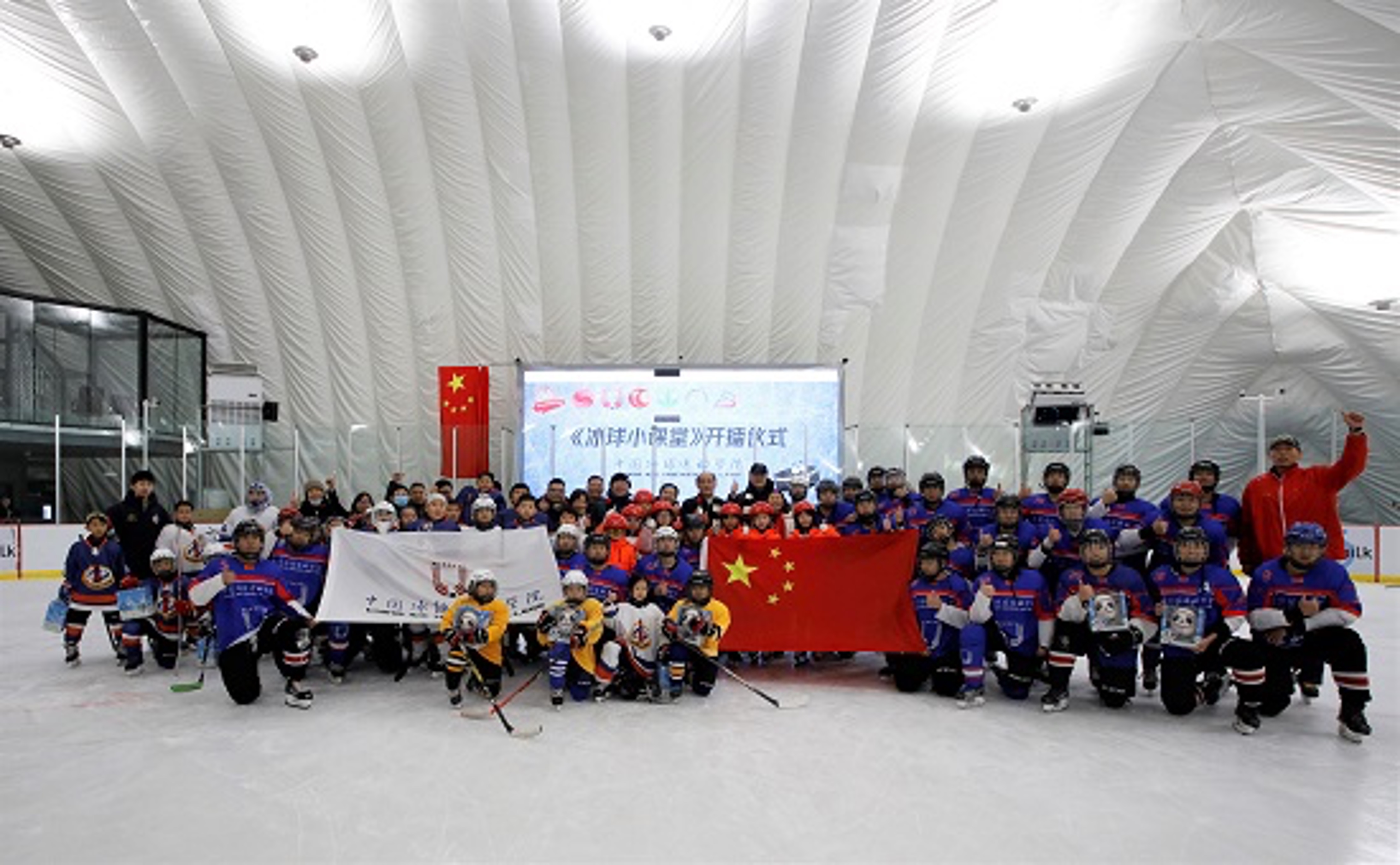 场面火爆!冰球观众席沸腾不已 场面火爆!冰球观众席沸腾不已