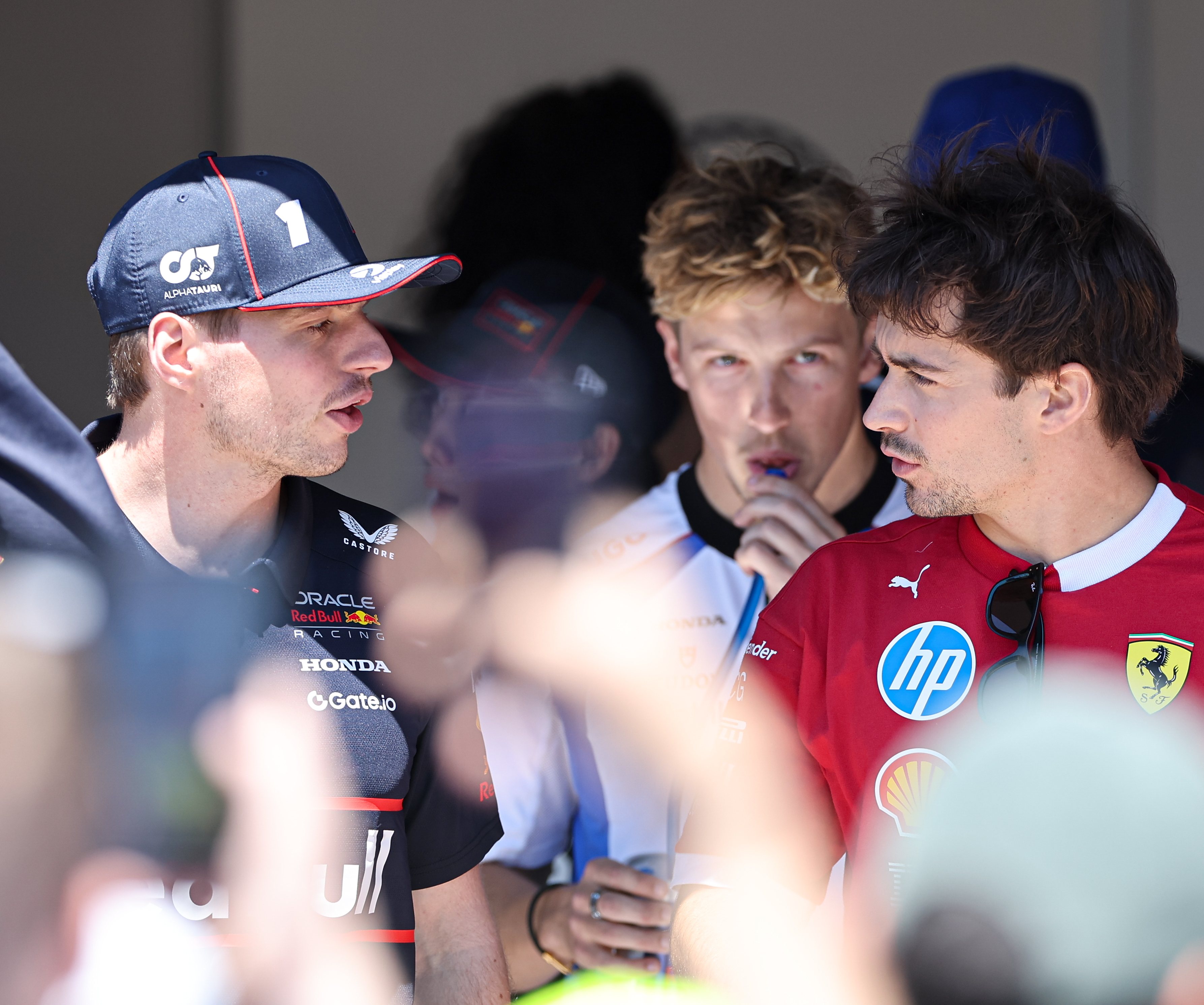 梅赛德斯鏖战哈斯车队，维斯塔潘带队取胜