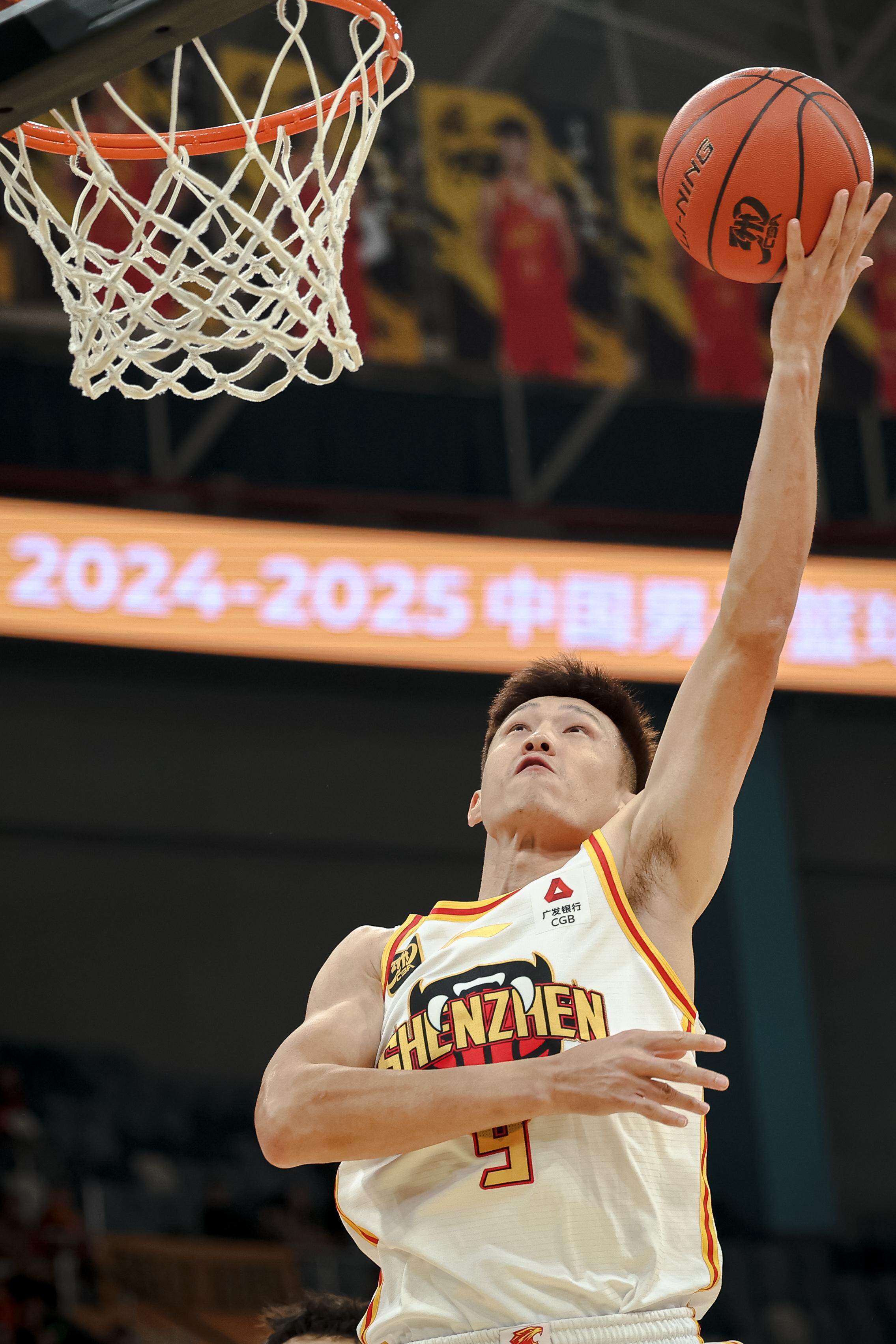 广东队险胜深圳队，詹姆斯关键制胜