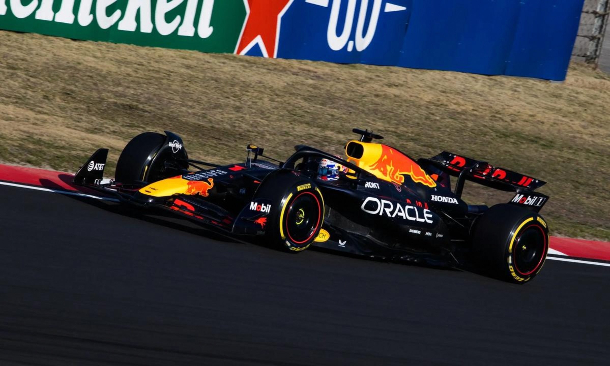 红牛车队力克阿斯顿马丁，皮亚斯特里统治全场