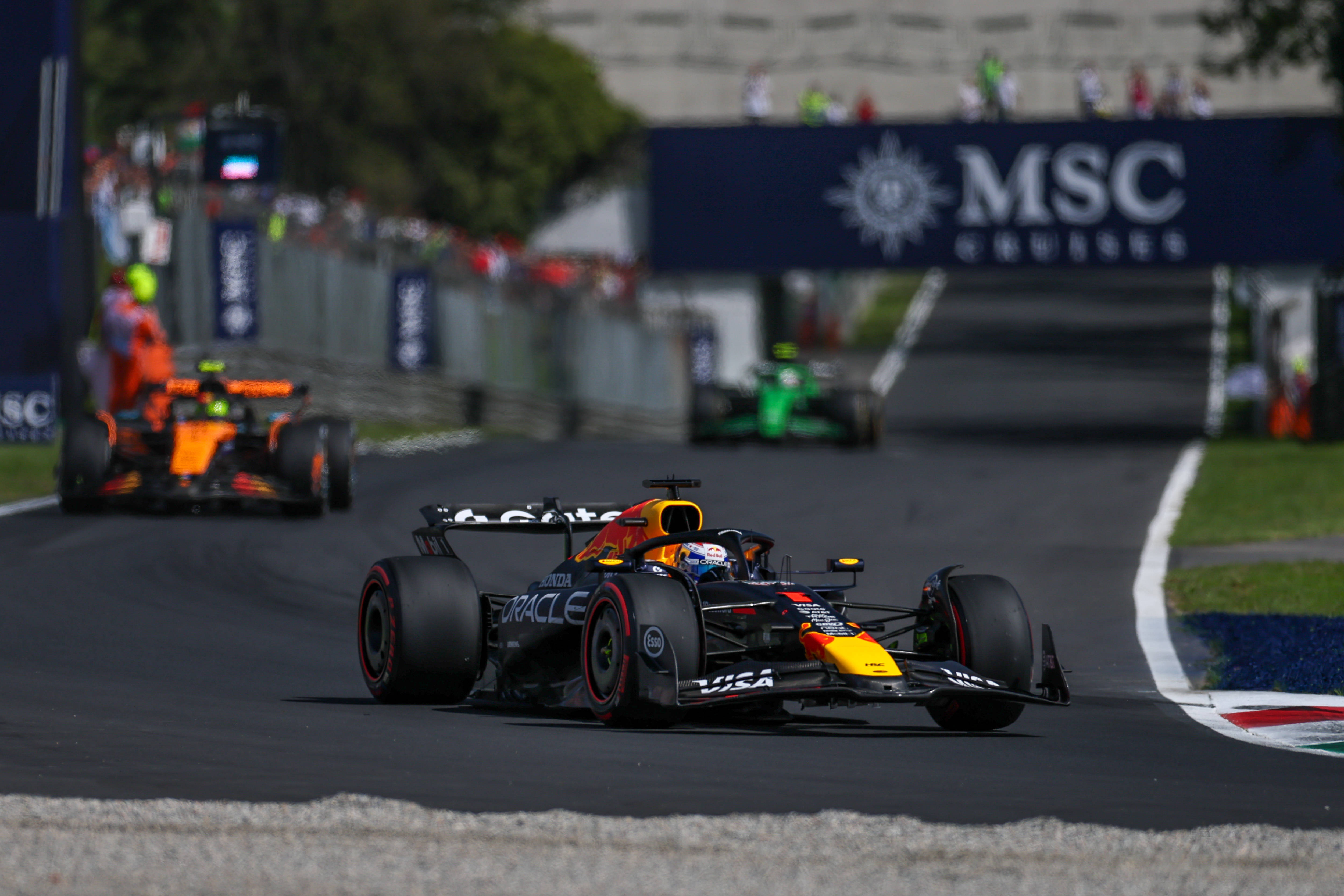 红牛车队力克阿斯顿马丁，皮亚斯特里统治全场