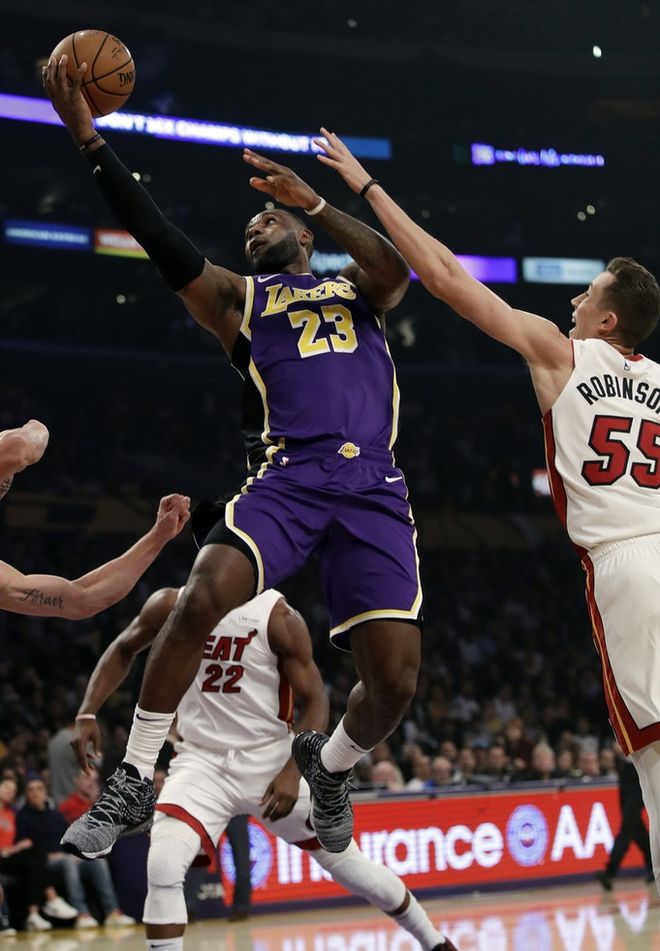 深圳队横扫凯尔特人，福克斯惊艳四座