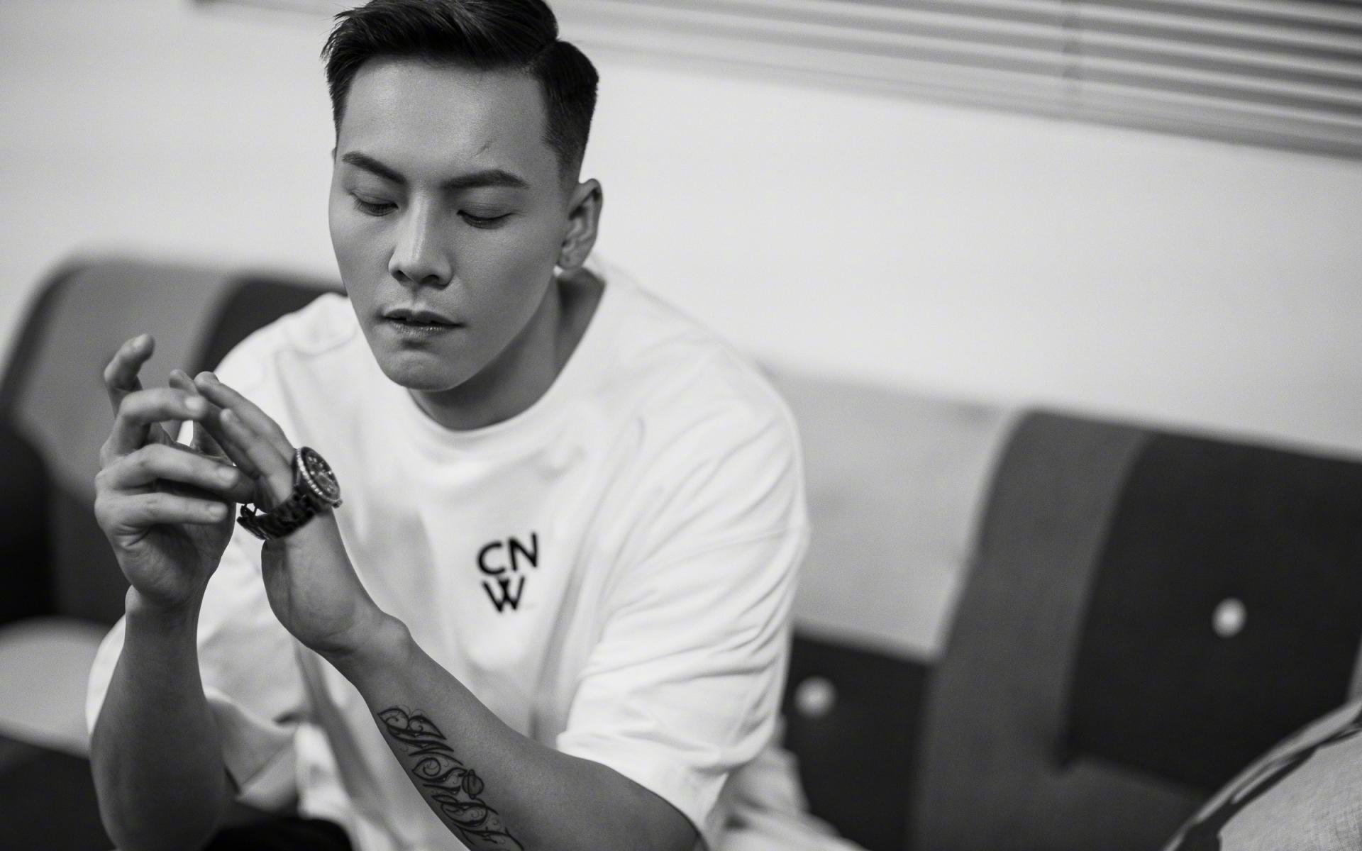 胜利不过是尘埃，汉密尔顿破纪录之夜，写就的是赛车手永恒的孤独