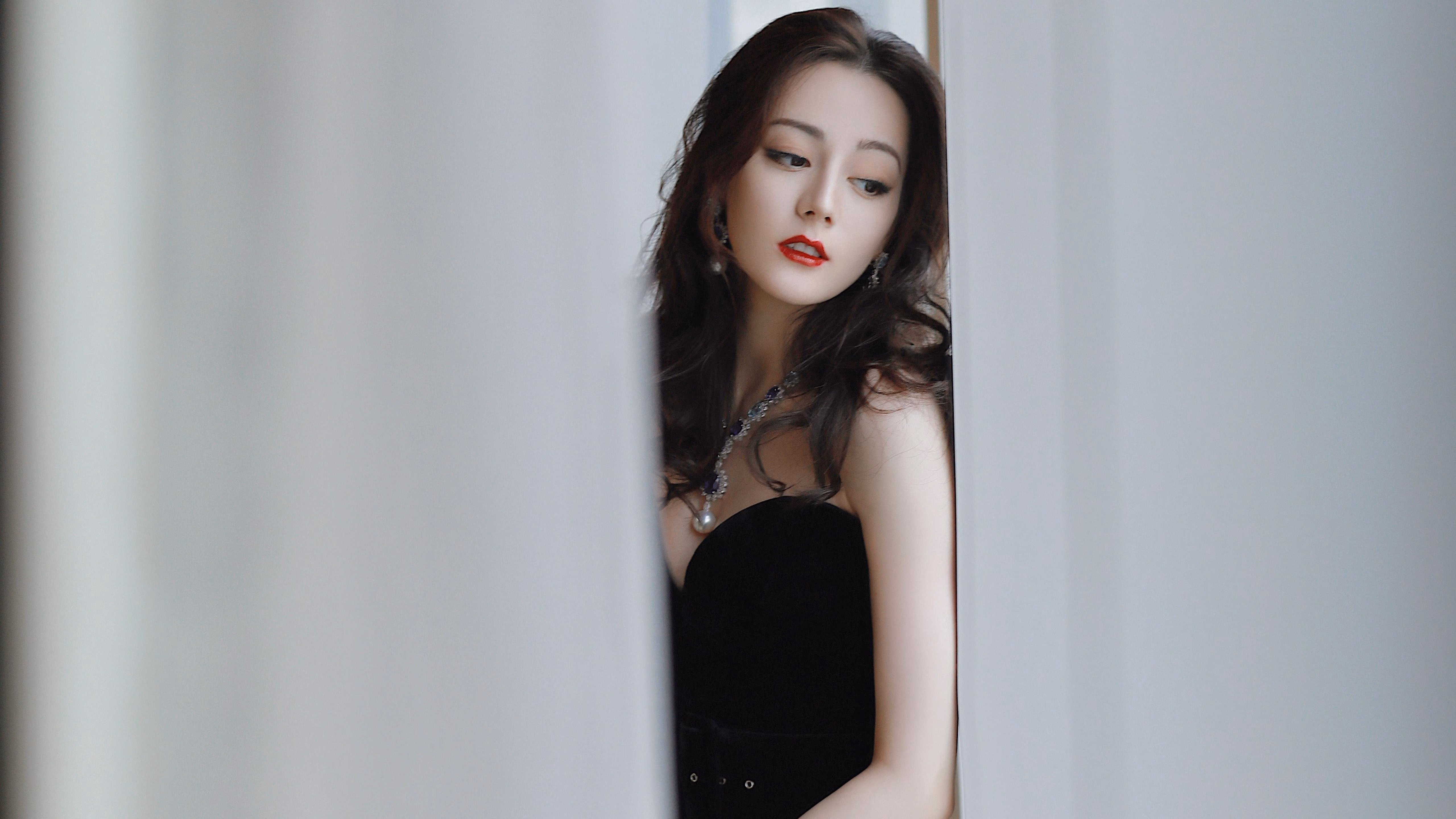 当聚光灯亮起,恩比德就是世界的中心