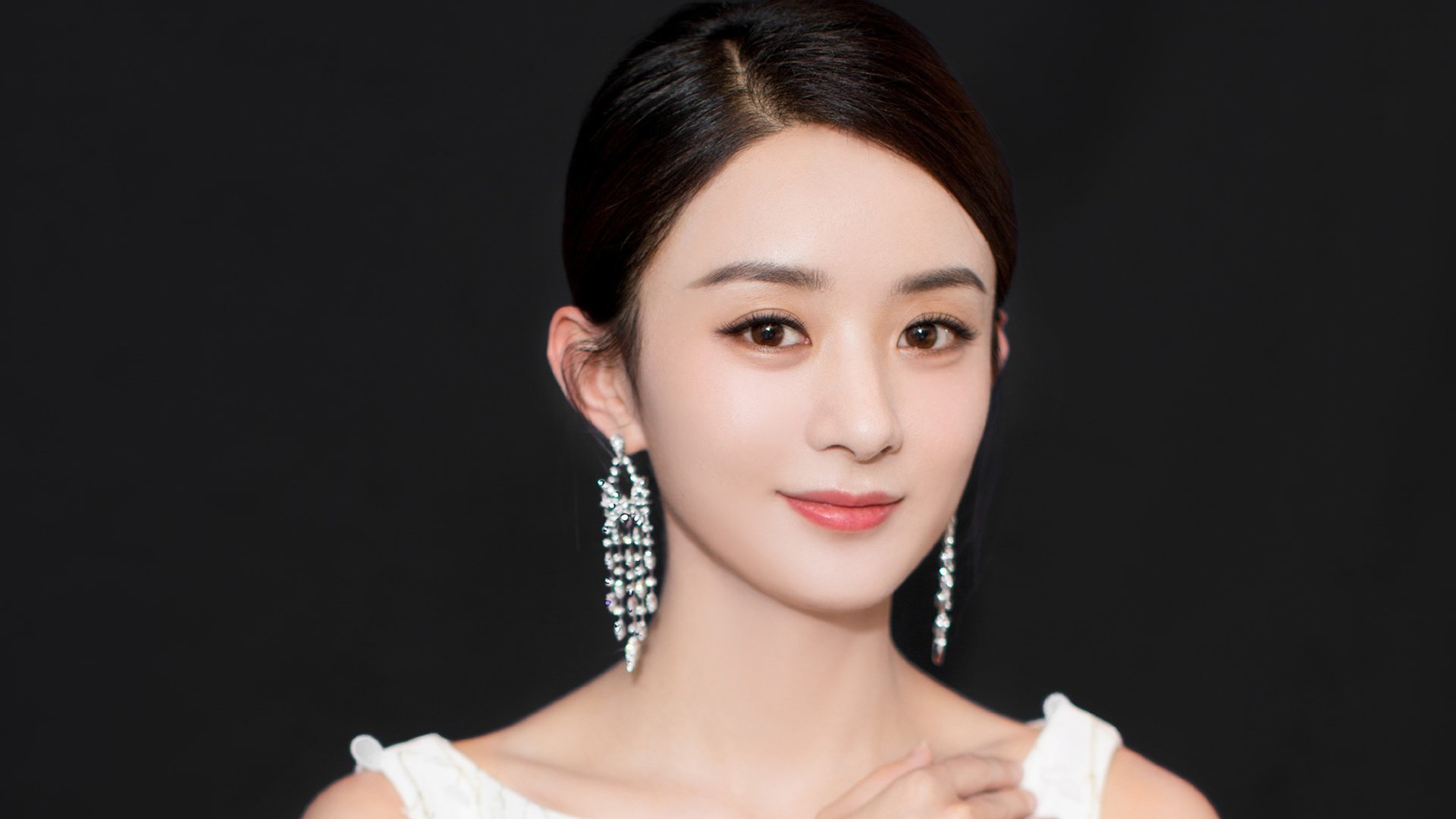 你提出的这组关键词非常有趣—它将两项截然不同的体育赛事并置，形成了独特的张力。让我们以此为灵感，创作一篇关于竞争、逆转与永恒戏剧的文章